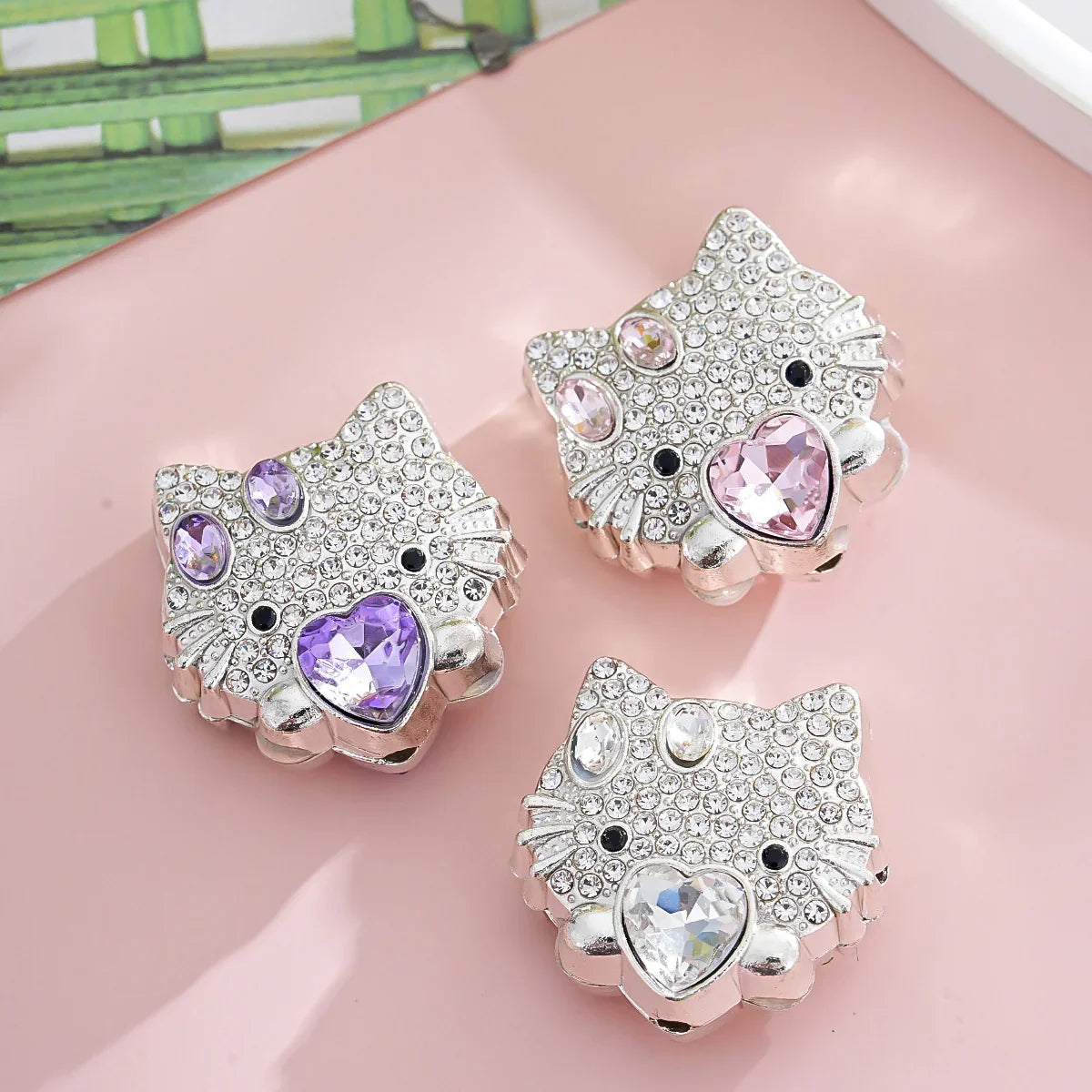 Double-sided diamond-encrusted kitten straight-hole beads