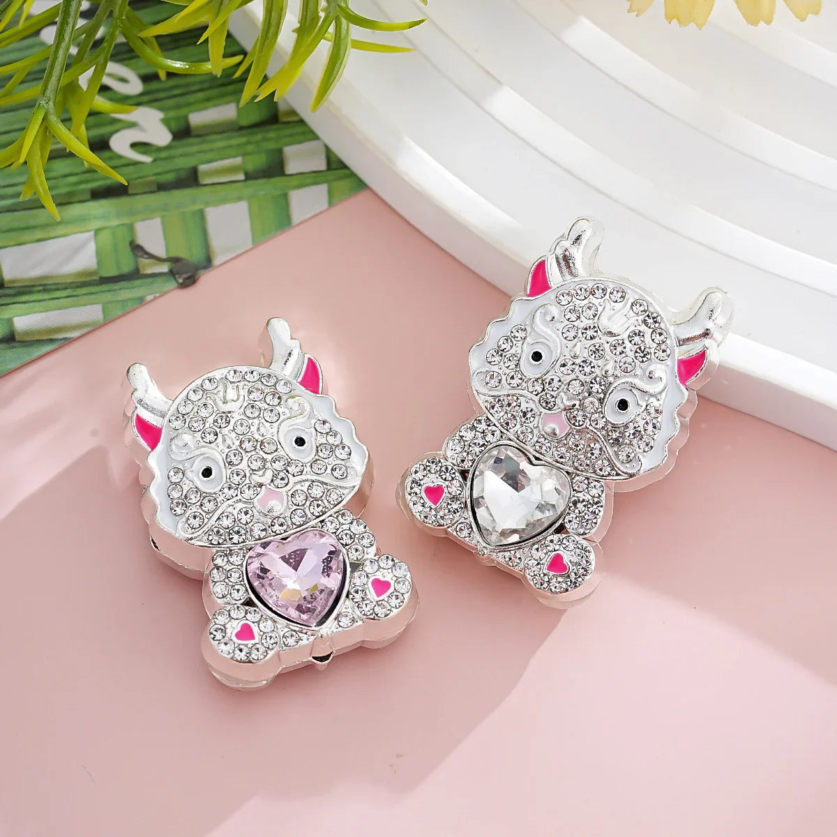 Diamond-encrusted Little Dragon Man Straight Hole Beads