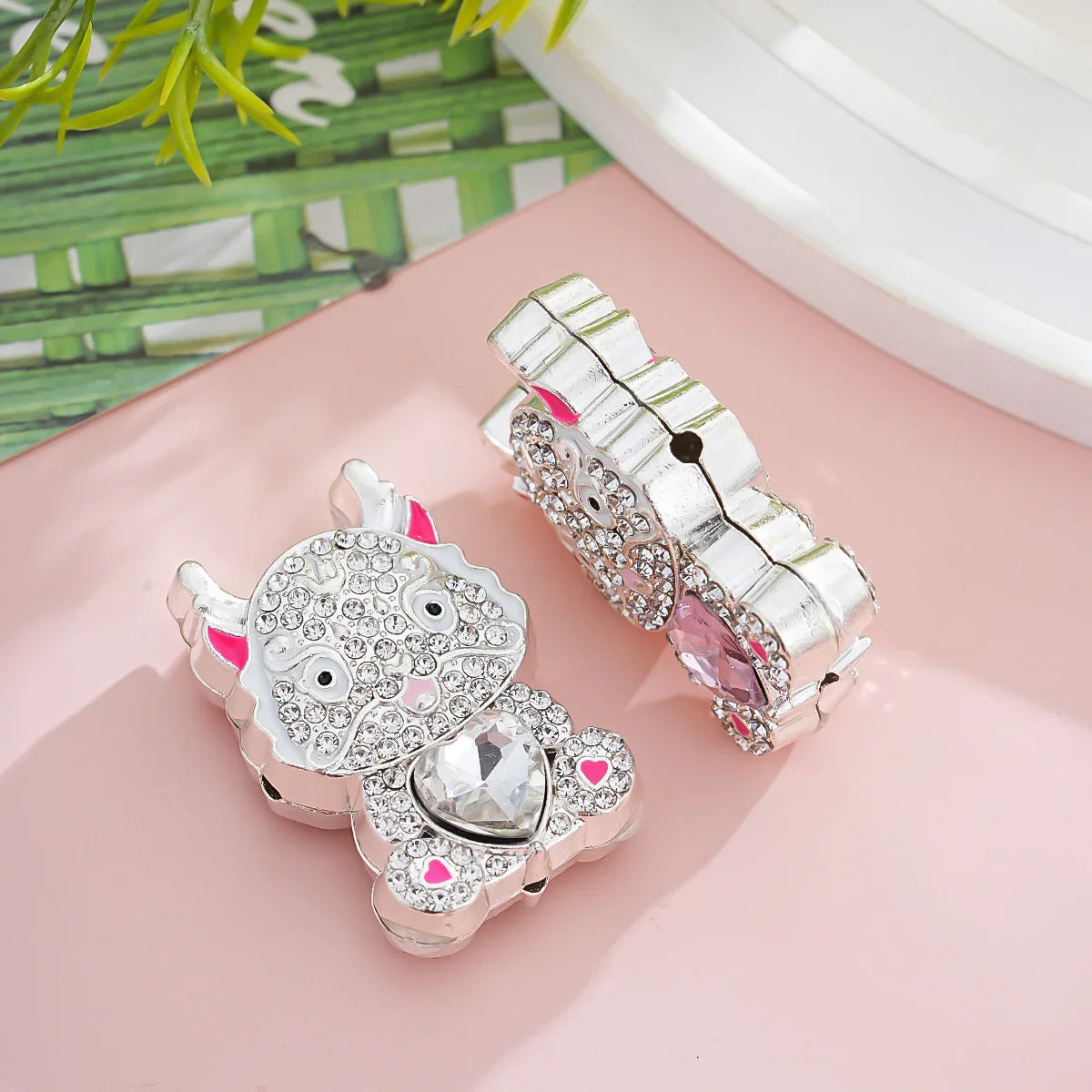 Diamond-encrusted Little Dragon Man Straight Hole Beads