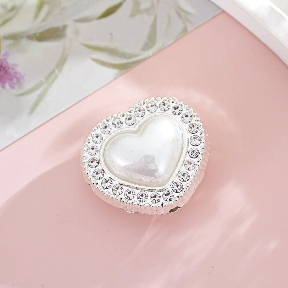 Double-sided shell-like pearl heart-shaped straight-hole beads