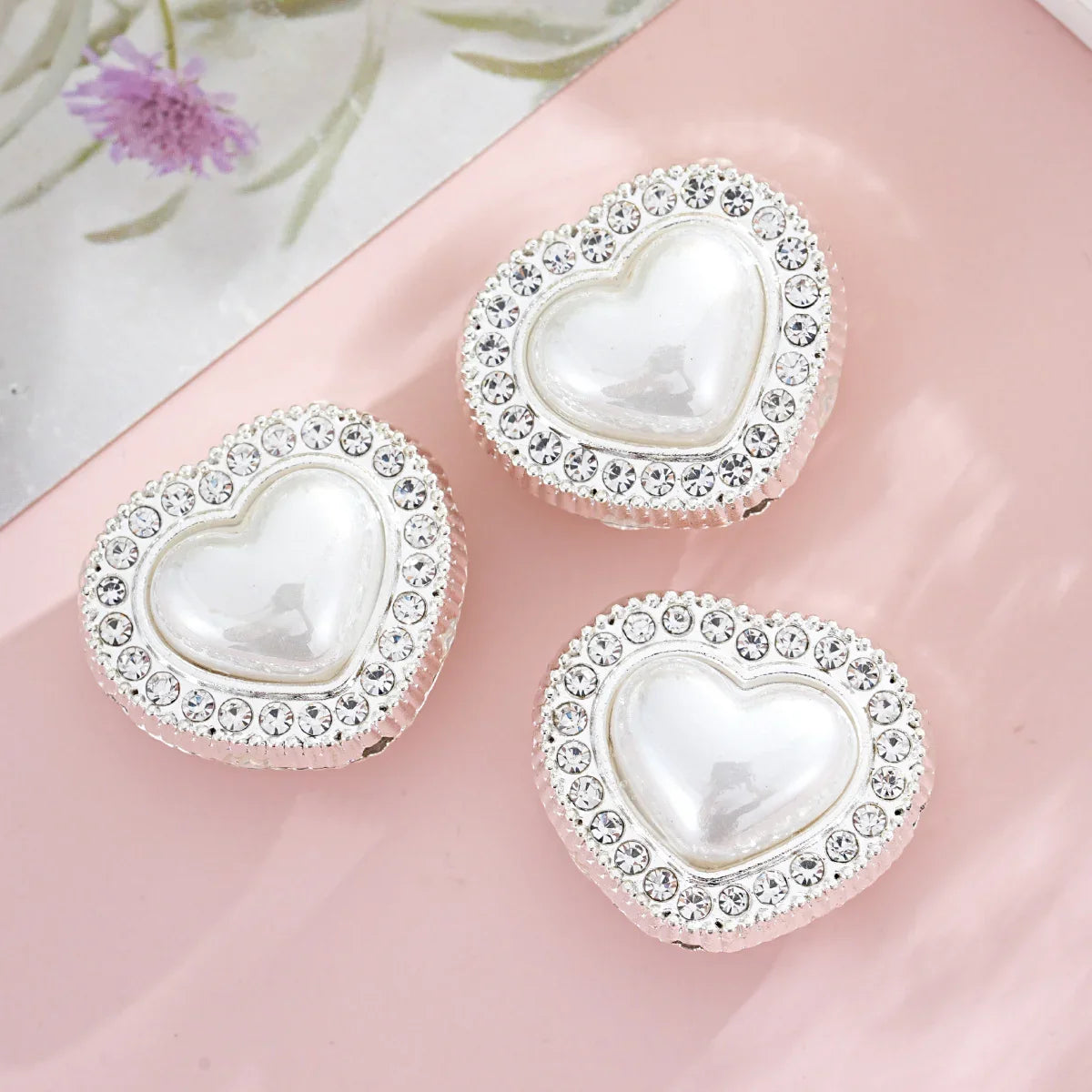 Double-sided shell-like pearl heart-shaped straight-hole beads