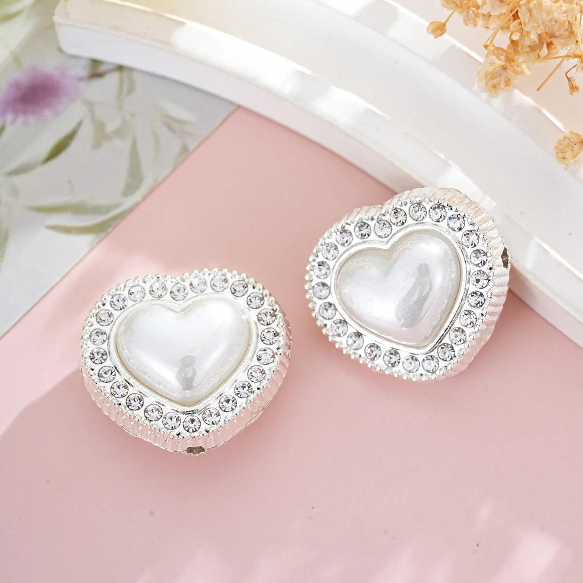 Double-sided shell-like pearl heart-shaped straight-hole beads