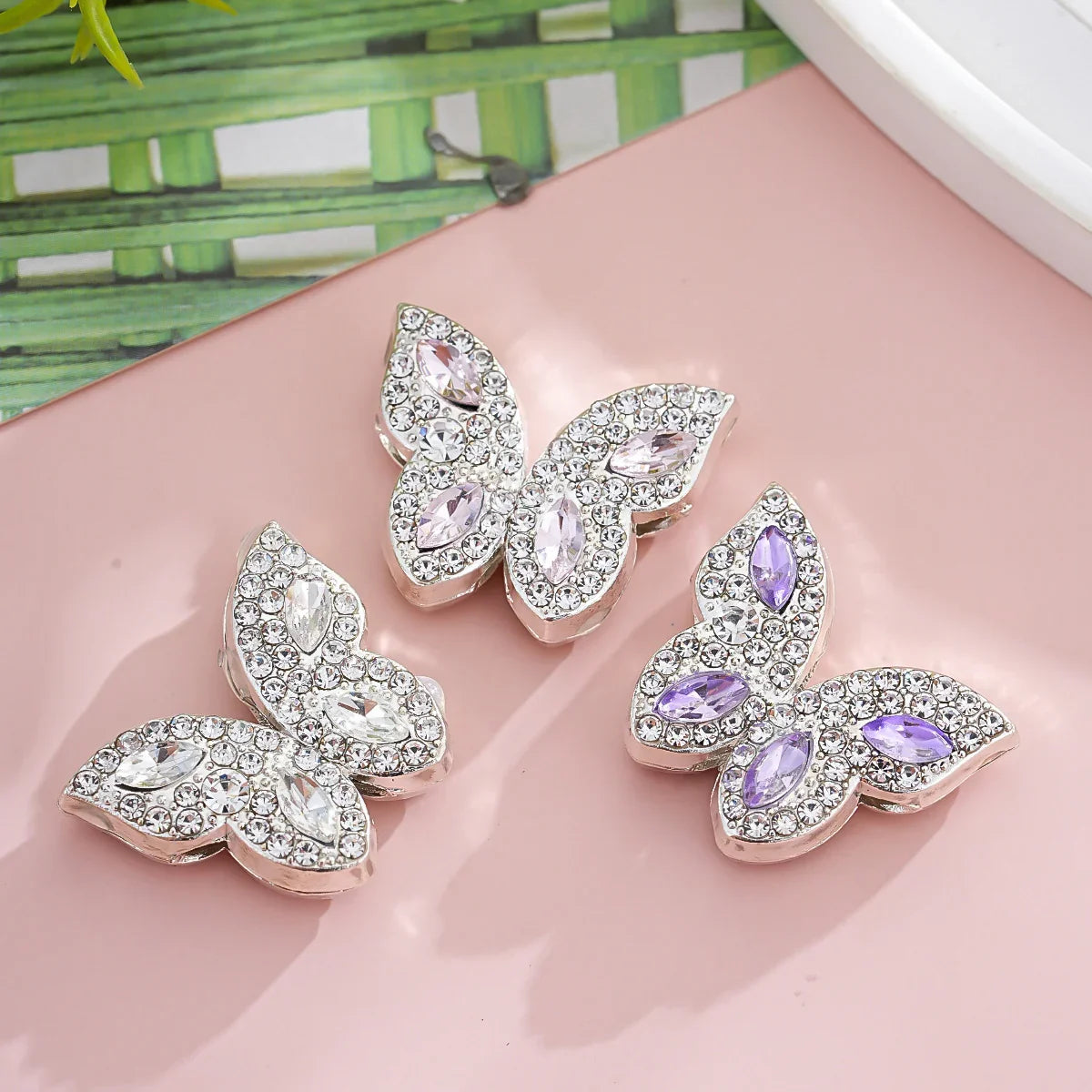 Double-sided full-drilled butterfly straight-hole beads