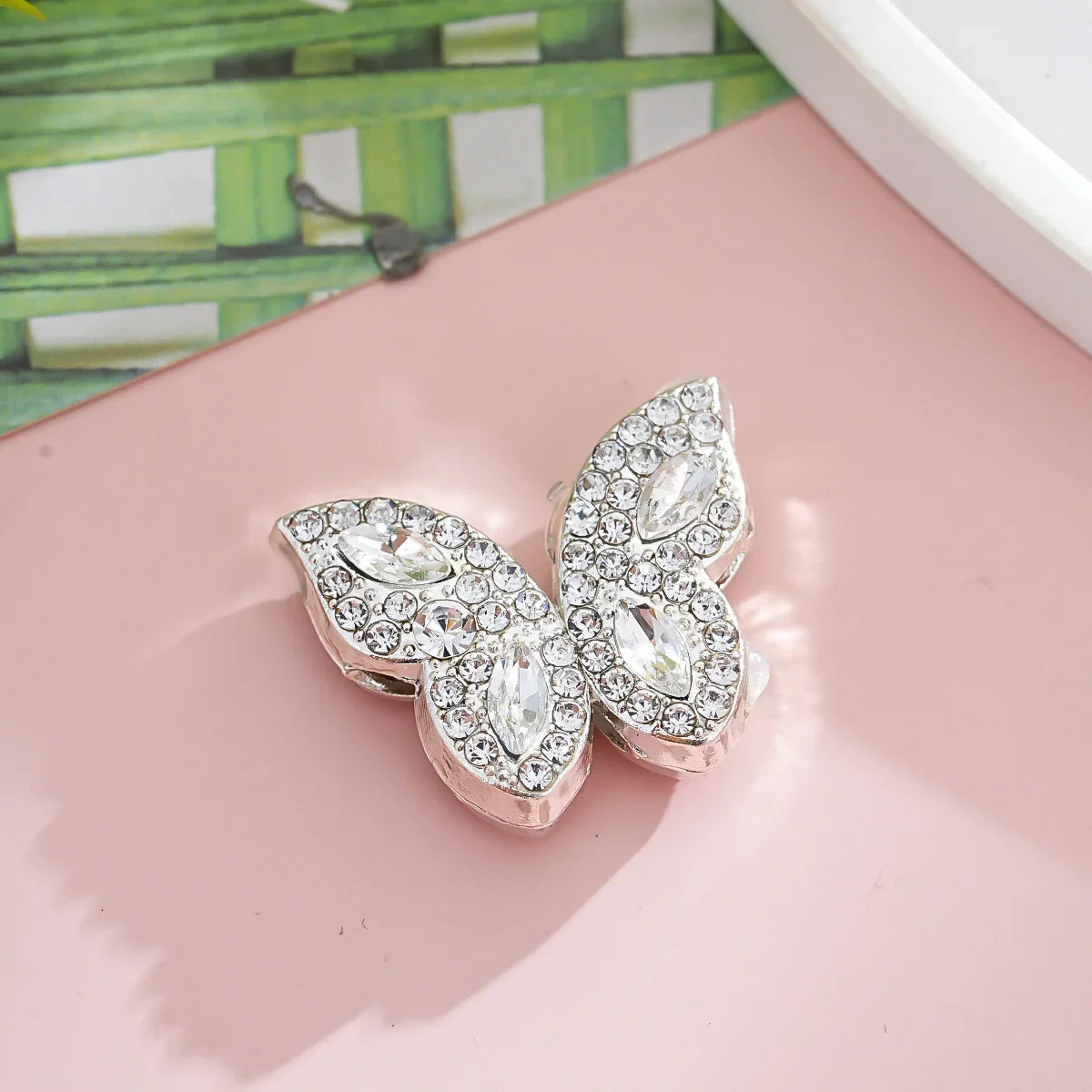 Double-sided full-drilled butterfly straight-hole beads