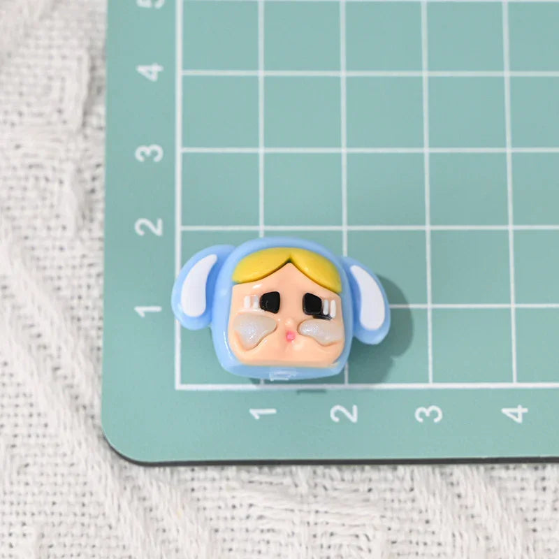Three-dimensional cartoon rubber crying baby girl straight hole beads