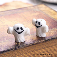 Slender mouth white ghost