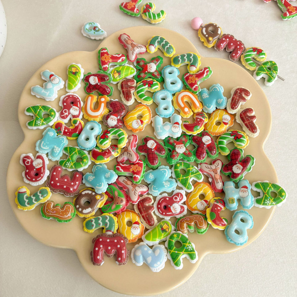 Christmas Letter Beads for Jewelry Making, 3D Resin Acrylic Xmas Alphabet Charms, Gingerbread Candy Cane Letters for DIY Bracelet, Phone Charm, Holiday Crafts