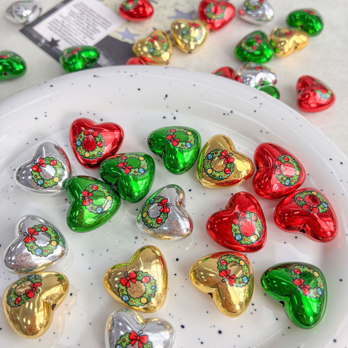 17x19mm Metallic Christmas Heart Beads with Wreath Print, 2.5mm Hole Shiny Acrylic Loose Spacer Beads for DIY Beadable Pens, Keychains & Holiday Jewelry Making