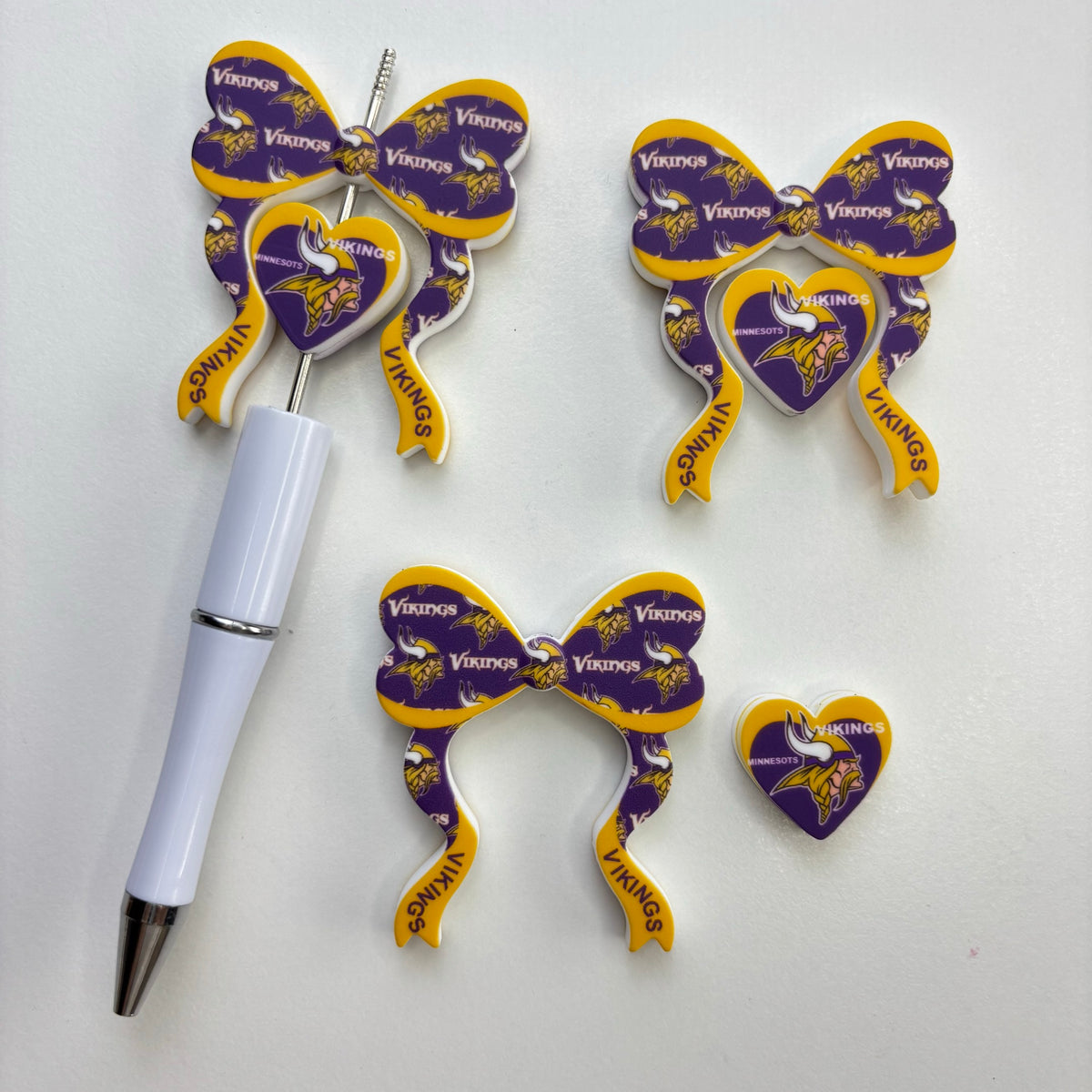 Game Day Football Bow Silicone Focal Beads – Soft Food-Grade Sports Team Color Charms for Beadable Pens & Keychain DIY Crafts